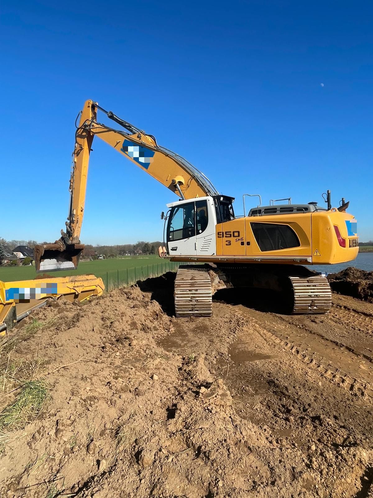 Liebherr R946 18m long reach
